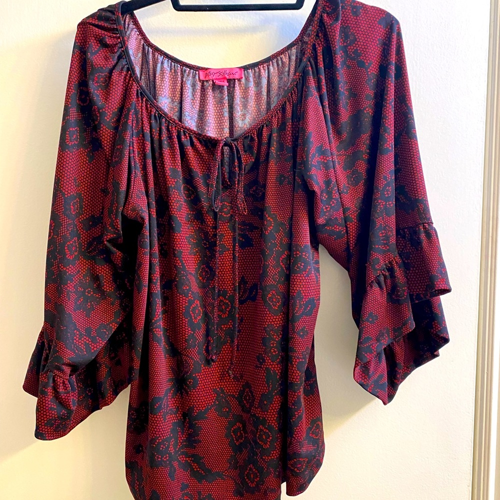 Stunning Betsy Johnson top with fun sleeves and tie neck